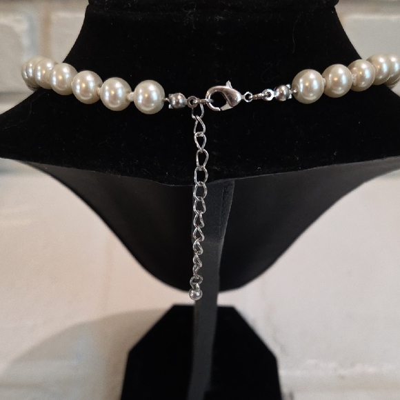 Elegant Pearl Necklace with Silver Rhinestone Bow - Picture 4 of 6